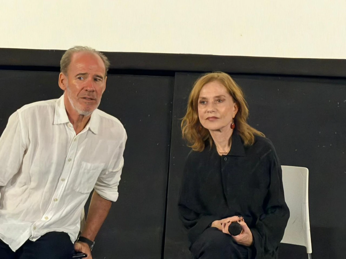 Isabelle Huppert e Christian Boudier, diretor da produtora Bonfilm e curador do Festival de Cinema Francês do Brasil por Carol Neves/CORREIO