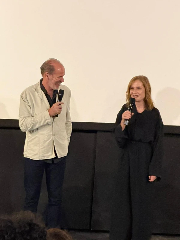 Isabelle Huppert e Christian Boudier, diretor da produtora Bonfilm e curador do Festival de Cinema Francês do Brasil por Carol Neves/CORREIO
