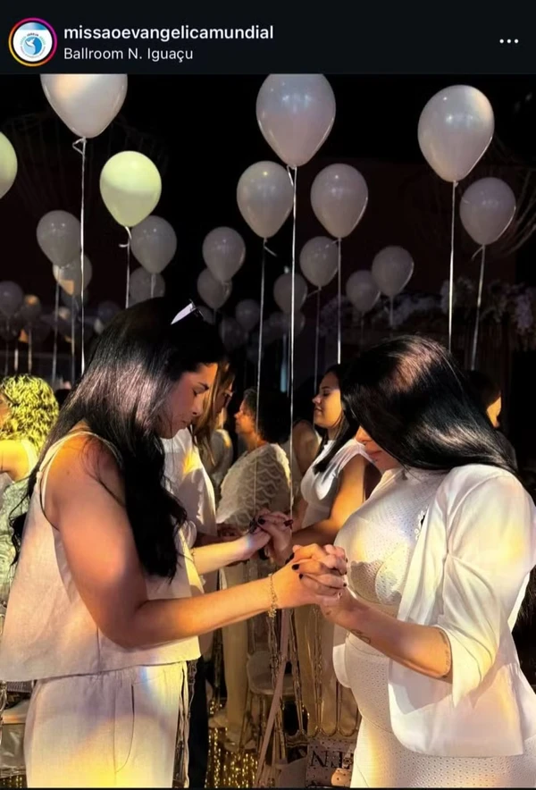 Juliana Merhy, à direita, no culto em Nova Iguaçu por Reprodução