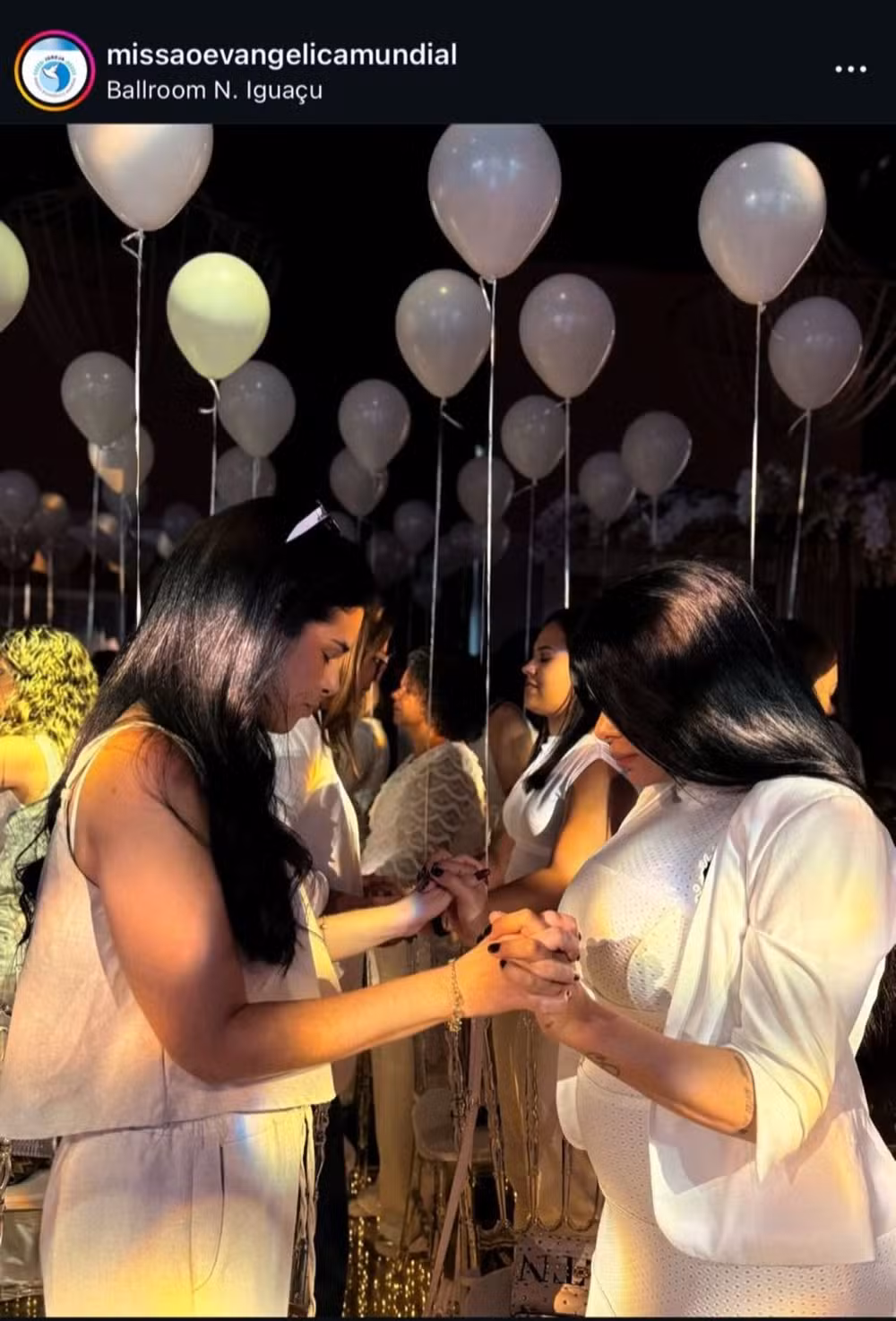 Juliana Merhy, à direita, no culto em Nova Iguaçu por Reprodução