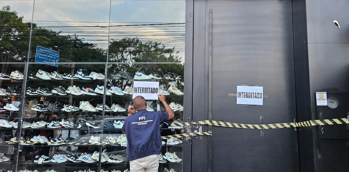 Loja interditada em Feira