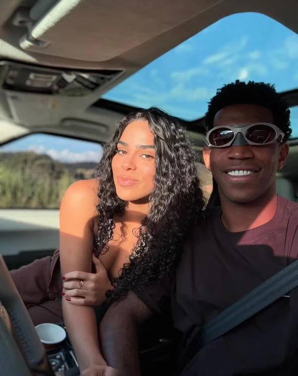 O zagueiro Gil Baloi com a ex-BBB Elana por Reprodução