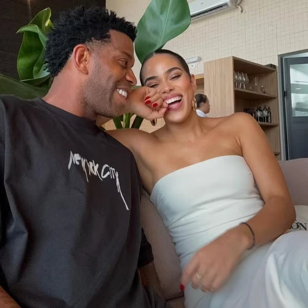 O zagueiro Gil Baloi com a ex-BBB Elana por Reprodução