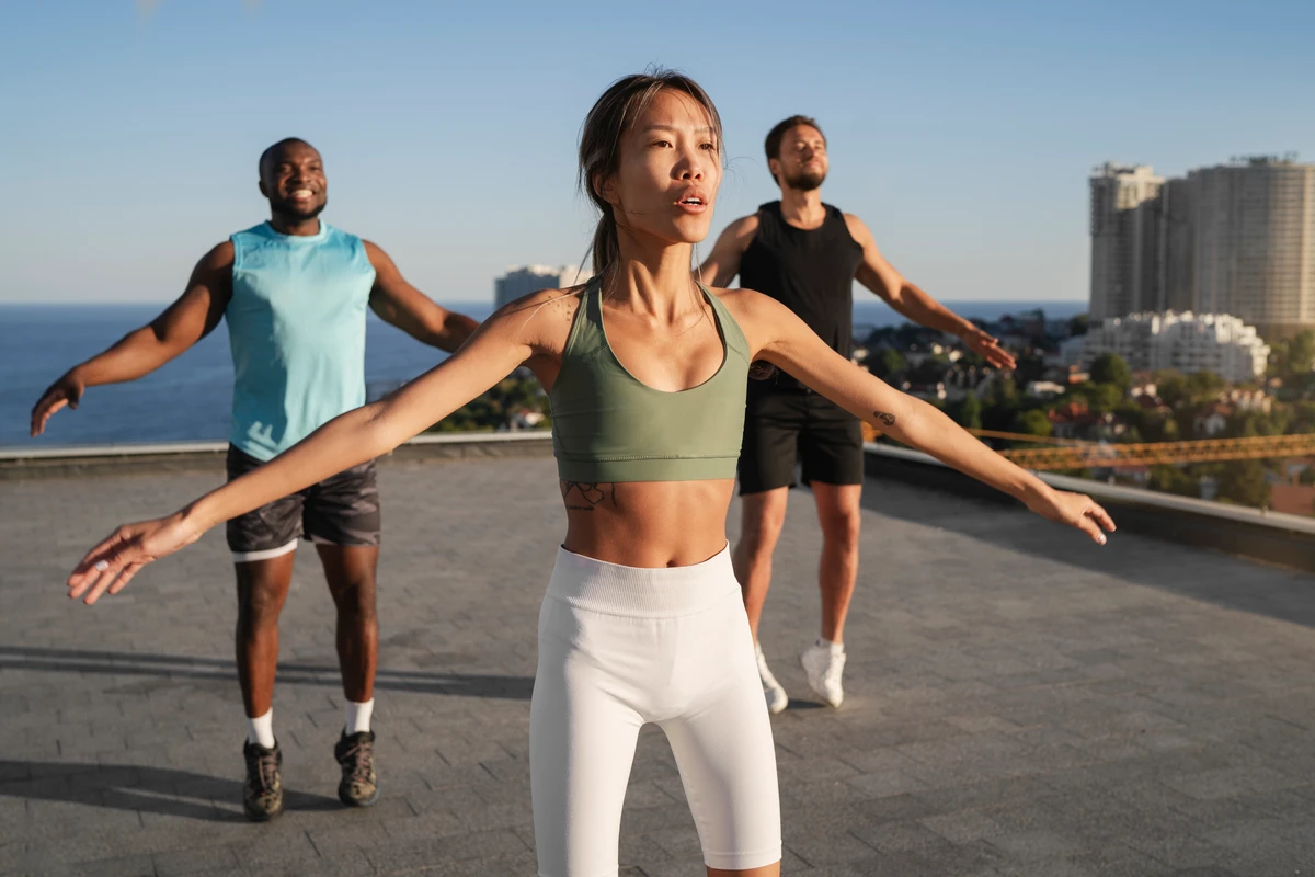 Manter níveis de exercício elevados de forma contínua, especialmente durante a meia-idade por Reprodução | Freepik