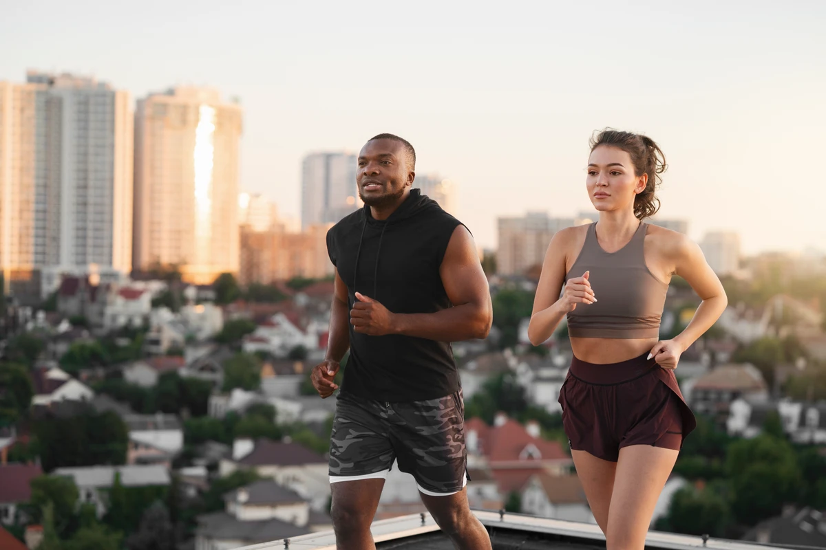 Manter níveis de exercício elevados de forma contínua, especialmente durante a meia-idade por Reprodução | Freepik