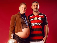 Imagem - Arrascaeta anuncia a chegada do primeiro filho, Milano, em dia de viagem do Flamengo para o Intercontinental