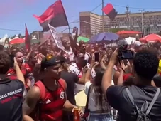 Imagem - Confusão no embarque do Flamengo para o Catar: gás de pimenta, balas de borracha, pedradas e gente passando mal