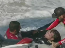 Imagem - Carlos Burle cai em onda gigante, quase se afoga e é resgatado por surfista brasileiro; veja