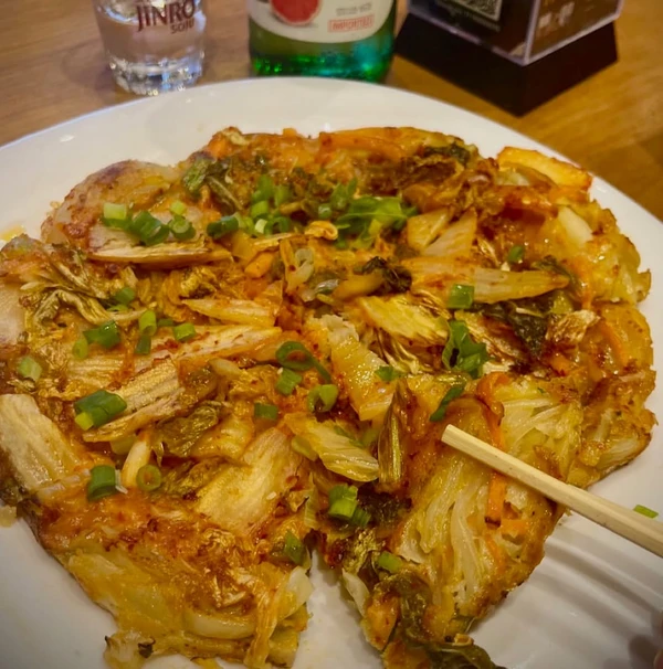 O kimchi é ingredientes de alguns pratos no Kion como o Kimchijeon. A entrada é uma panqueca de kimchi com massa especial por reprodução