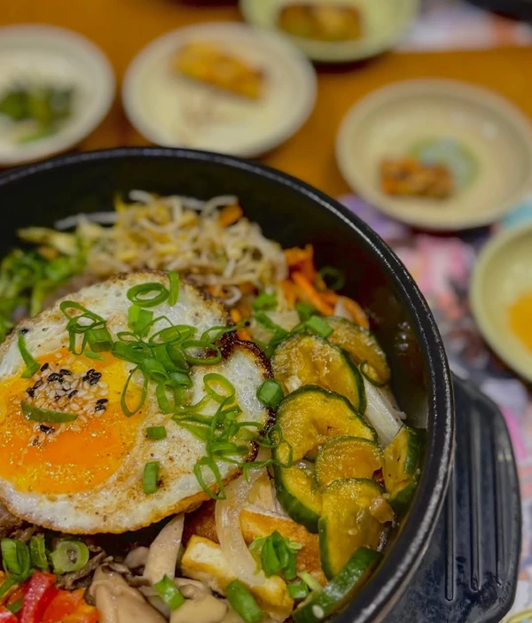 Bibimbap é citado como um dos três pratos mais representativos da culinária coreana junto com kimchi e bulgogi. por reprodução