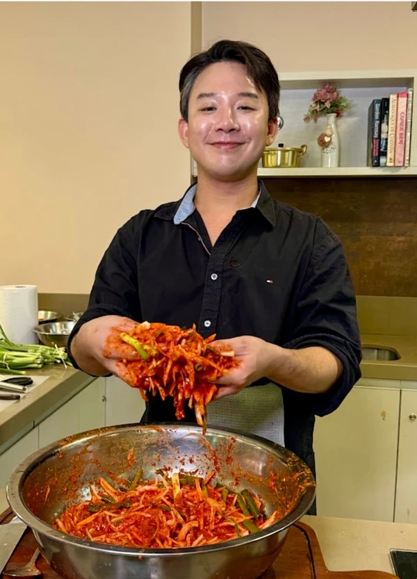 Raphael Kim vai ministrar o curso O Tesouro Fermentado da Coreia, ensinando a fazer kimchi por reprodução