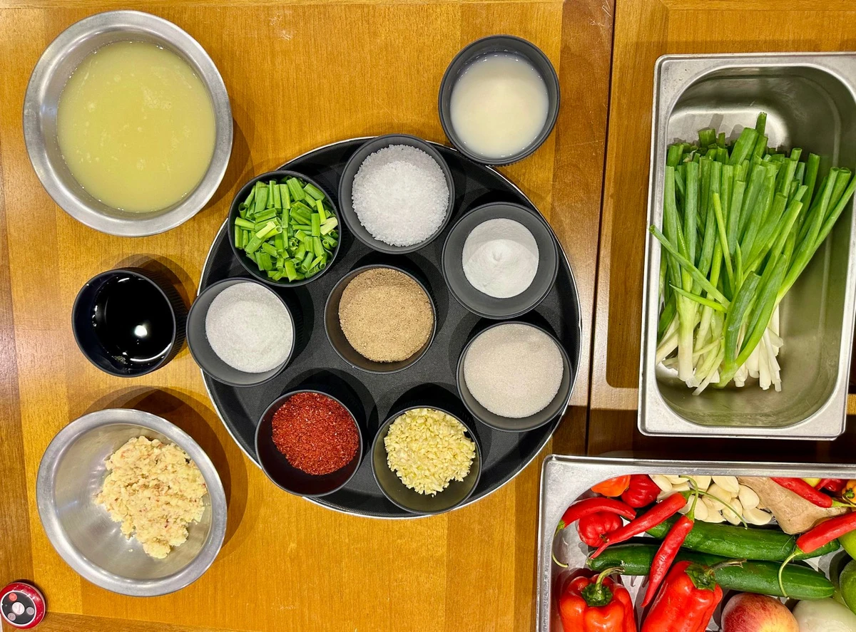 Ingredientes usados pelo chef Kion para produzir o kimchi em seu restaurante por reprodução