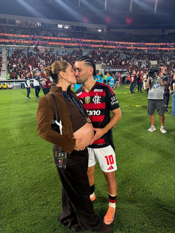 Arrascaeta e Camila Bastiani por Reprodução/Instagram