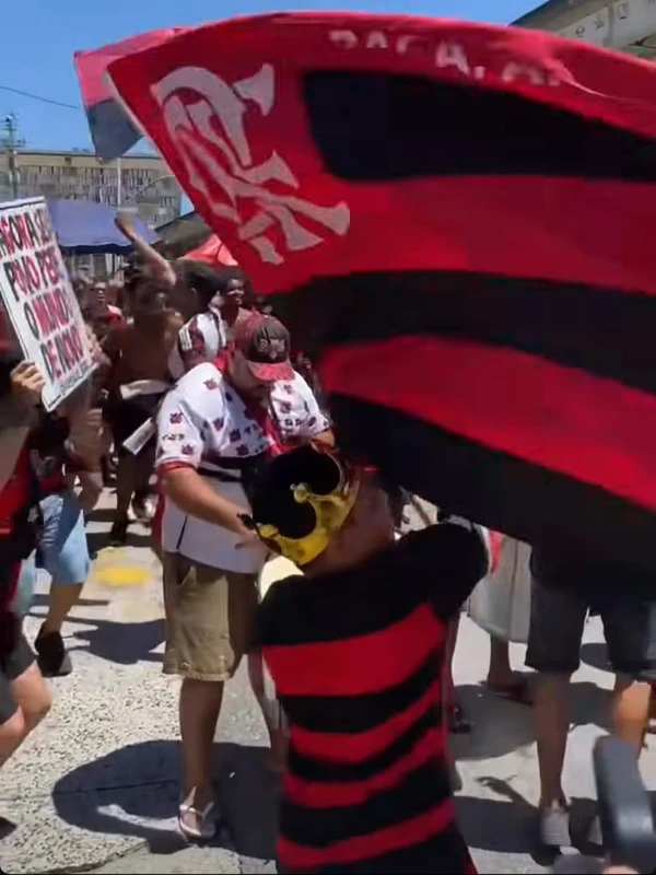 Confusão no embarque do Flamengo para o Catar: gás de pimenta, balas de borracha, gente passando mal e torcedores revidando com pedras por Divulgação