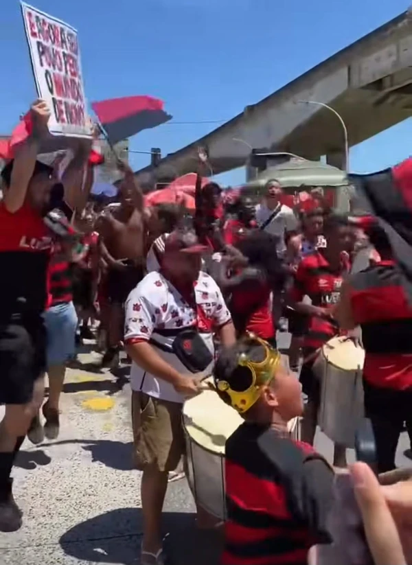 Confusão no embarque do Flamengo para o Catar: gás de pimenta, balas de borracha, gente passando mal e torcedores revidando com pedras por Divulgação