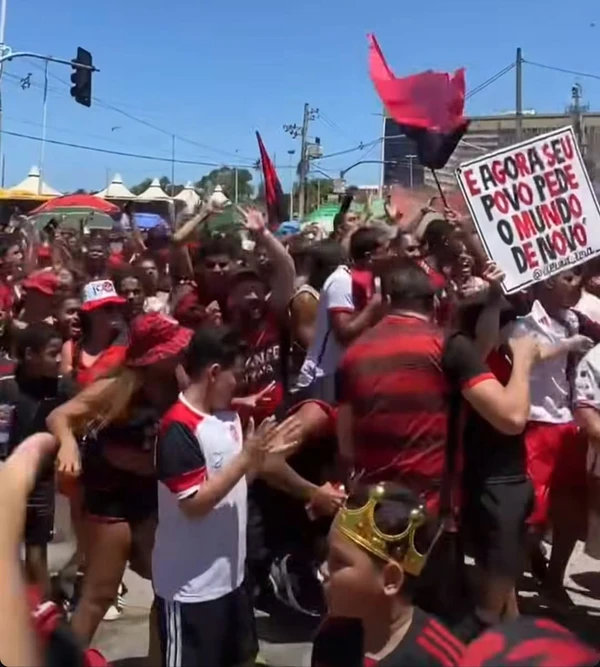 Confusão no embarque do Flamengo para o Catar: gás de pimenta, balas de borracha, gente passando mal e torcedores revidando com pedras por Divulgação