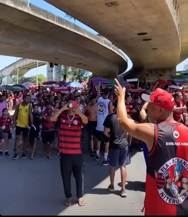 Confusão no embarque do Flamengo para o Catar: gás de pimenta, balas de borracha, gente passando mal e torcedores revidando com pedras por Divulgação