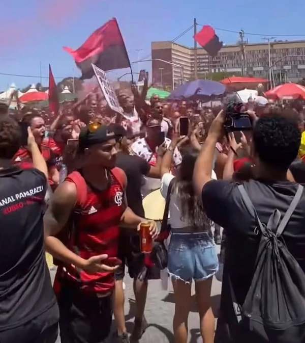 Confusão no embarque do Flamengo para o Catar: gás de pimenta, balas de borracha, gente passando mal e torcedores revidando com pedras