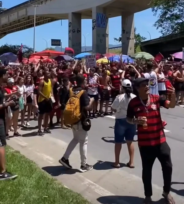 Confusão no embarque do Flamengo para o Catar: gás de pimenta, balas de borracha, gente passando mal e torcedores revidando com pedras por Divulgação