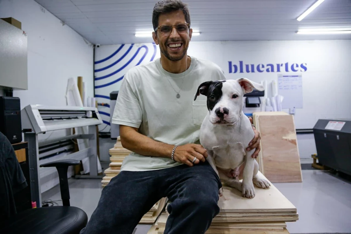 Conheça Blue, o cachorro que virou ‘funcionário’ e conquistou uma empresa em Salvador por Arisson Marinho/CORREIO