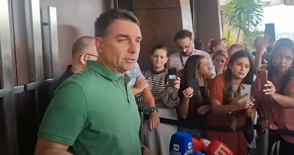 Flávio Bolsonaro falou sobre sua candidatura durante culto em Brasília