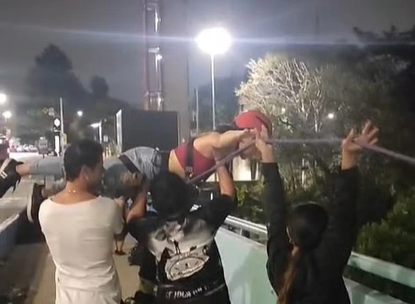 Jovem bateu a cabeça no viaduto após pular de bungee jump por Reprodução/ Redes sociais