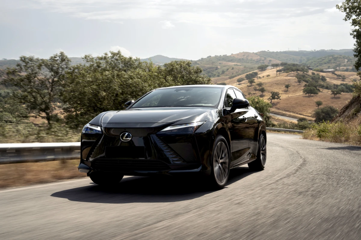 O RZ, primeiro elétrico da divisão de veículos premium da Toyota, chegará em abril ao Brasil