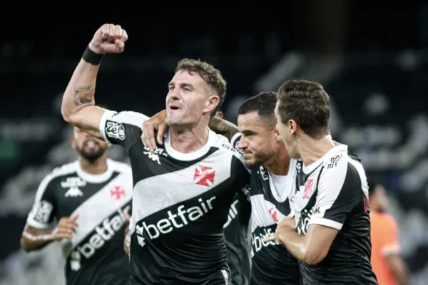 14º colocado - Vasco (terá, no mínimo, uma vaga na Sul-Americana com qualquer que seja o resultado da Copa do Brasil) por Divulgação/Vasco