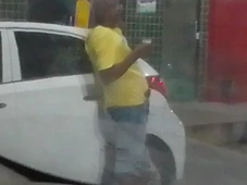 Imagem - Agente penitenciário saca arma durante briga em bar no interior da Bahia; veja