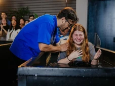 Imagem - Ex-chiquitita se batiza em igreja após quadro de ansiedade e depressão: ‘Novo nascimento’