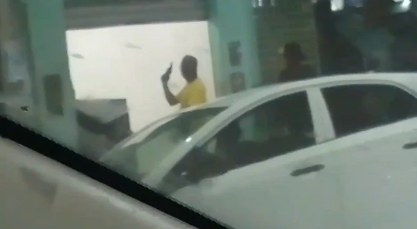 Agente penitenciário aposentado flagrado sacando arma em cidade baiana  por Reprodução