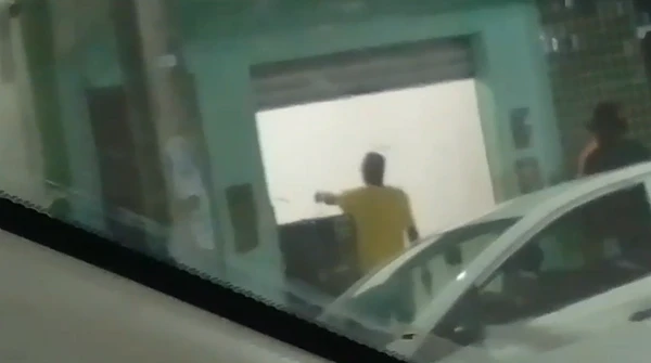 Agente penitenciário aposentado flagrado sacando arma em cidade baiana  por Reprodução