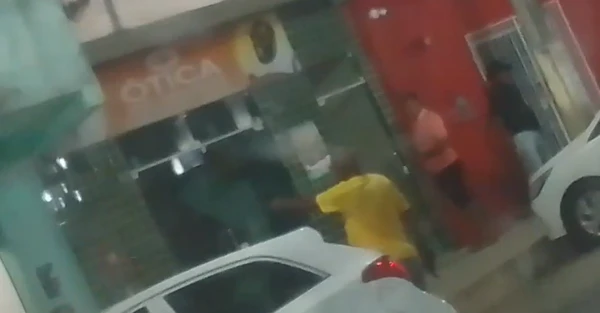 Agente penitenciário aposentado flagrado sacando arma em cidade baiana  por Reprodução