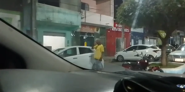 Agente penitenciário aposentado flagrado sacando arma em cidade baiana  por Reprodução