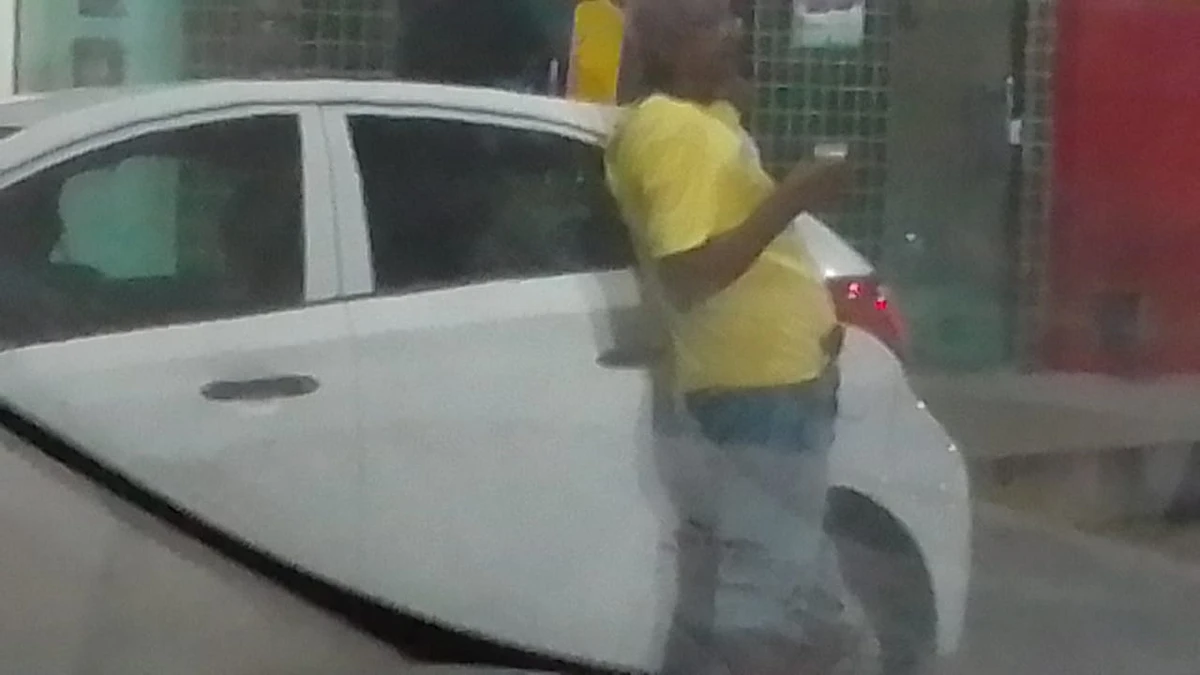 Agente penitenciário aposentado foi flagrado sacando arma em cidade baiana