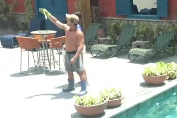 Após noite no edredom em A Fazenda 17, Mesquita é acusado de esquecer camisinha por Reprodução/Record