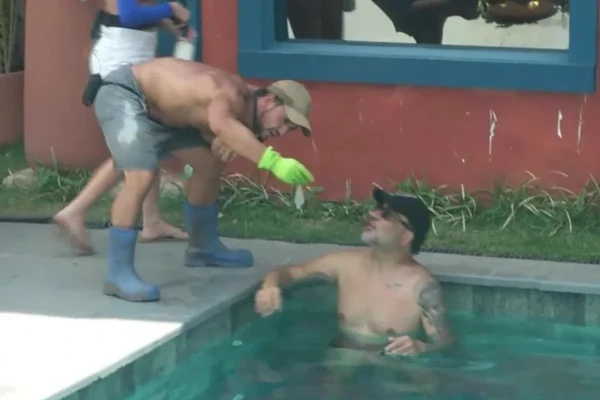 Após noite no edredom em A Fazenda 17, Mesquita é acusado de esquecer camisinha por Reprodução/Record