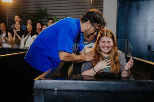 Atriz fez texto de agradecimento à igreja que a acolheu