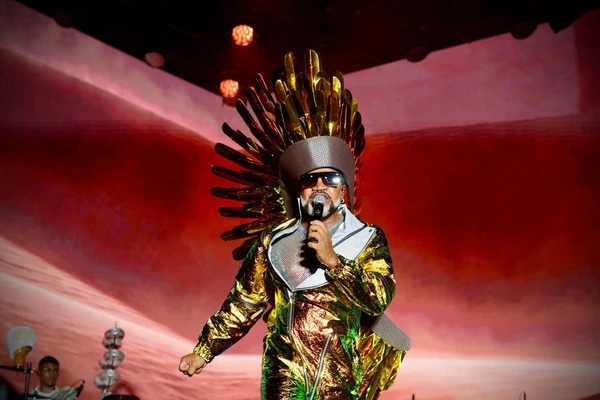 Carlinhos Brown realizou show gratuito no Farol da Barra