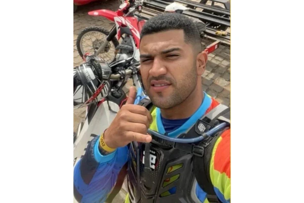 Gabão morreu depois de bater moto em árvore no meio de uma trilha por Reprodução