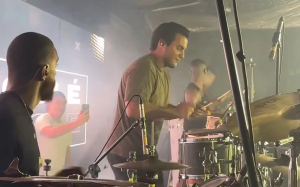 Marcelinho Sangalo se apresentando com o Parangolé