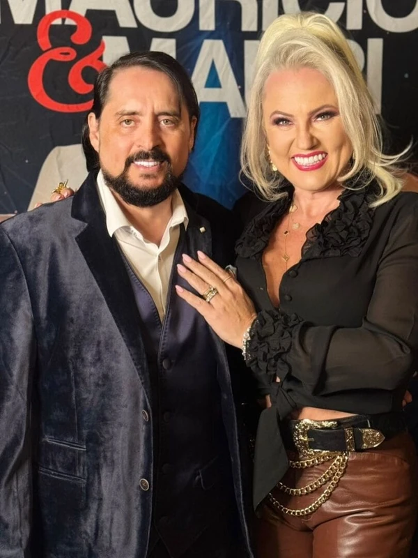 Mauri com a companheira, a apresentadora Andrea Fabyanna por Reprodução/Redes Sociais 