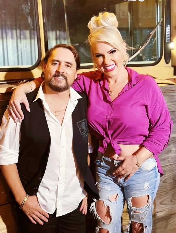 Mauri com a companheira, a apresentadora Andrea Fabyanna por Reprodução/Redes Sociais 