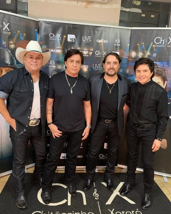 Mauri com os irmãos Maurício, Chitãozinho e Xororó por Reprodução/Redes Sociais 