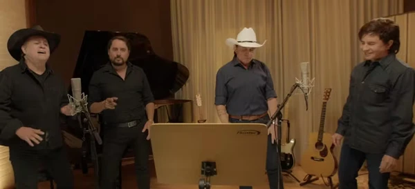 Maurício e Mauri ao lado de Chitãozinho e Xororó no clipe oficial de "Paixão ou Loucura" por Divulgação