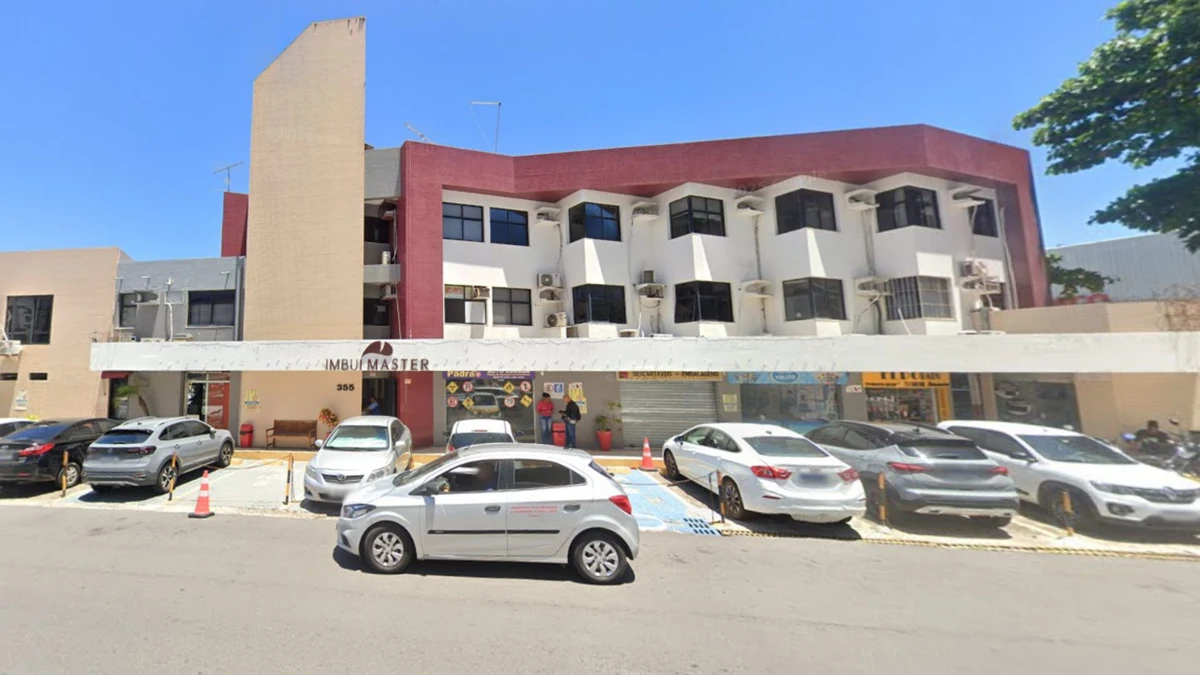 Vítima estava sendo atendida quando foi violentada, segundo a denúncia