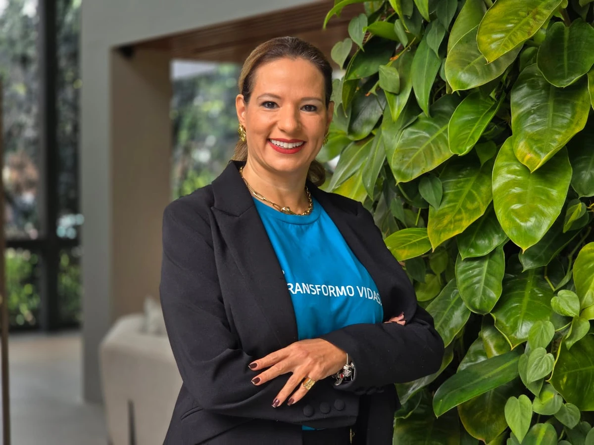  Ana Letícia Lucca, CRO da Escola da Nuvem, diz que quem está começando precisa de orientação contínua para compreender o ritmo do setor, superar inseguranças e desenvolver habilidades práticas e comportamentais