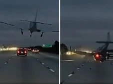 Imagem - Avião faz pouso de emergência em rodovia e aterrissa em cima de carro; veja