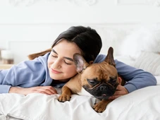 Imagem - Dormir com o cachorro na cama prejudica o sono? Entenda o que dizem os estudos