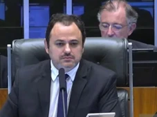 Imagem - Deputado Glauber Braga é retirado à força da mesa diretora da Câmara após protesto